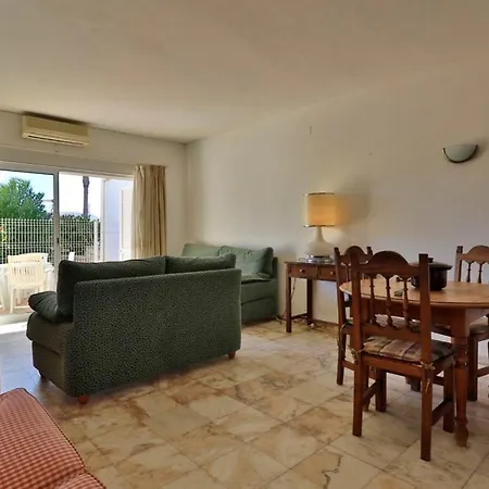 Sleeps 2 Air Con דירה